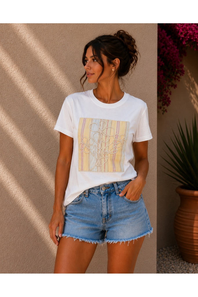 Quzu Nakış Çiçek Detaylı T-shirt
